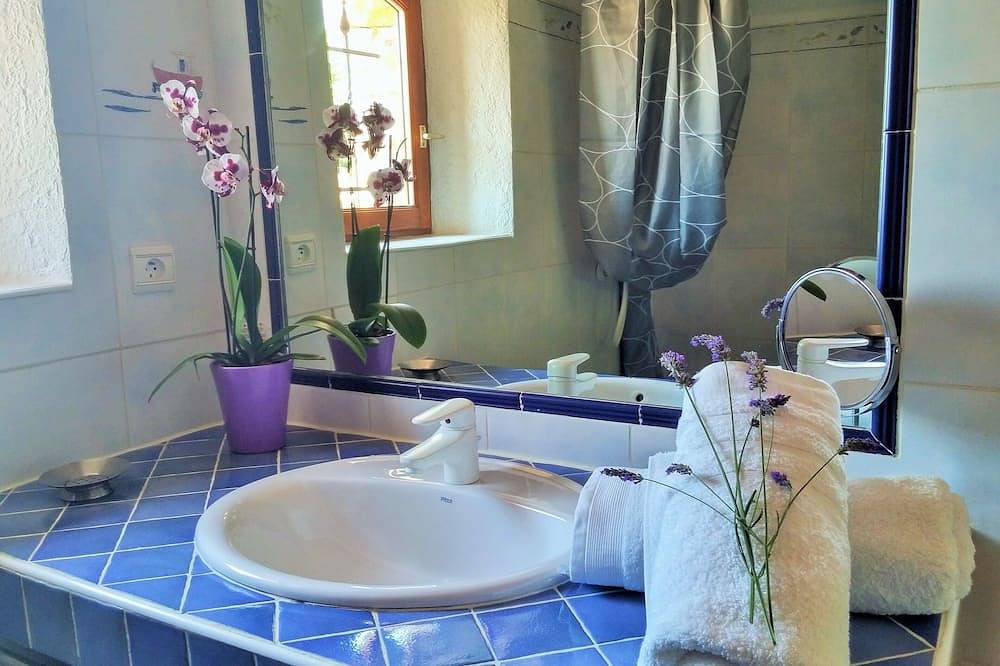 Klein karaktervol huis met tuin in de Provence / Côte d'Azur op 6 km van de zee in La Cadière-d'Azur, Toulon regio