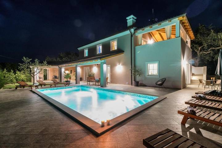 Villa pour 10 personnes, avec jardin ainsi que piscine et vue à Kavran