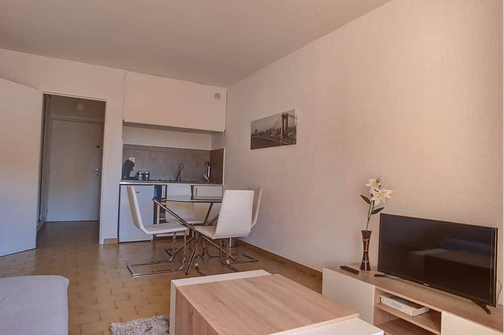 Entire apartment, Beautiful studio with terrace and pool near the sea in Vallauris, Cannes region