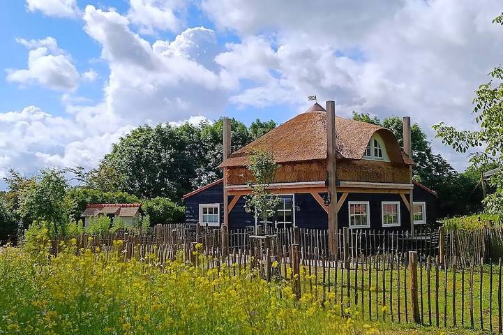 Ferienhaus für 4 Personen, mit Terrasse und Garten sowie Pool und Sauna