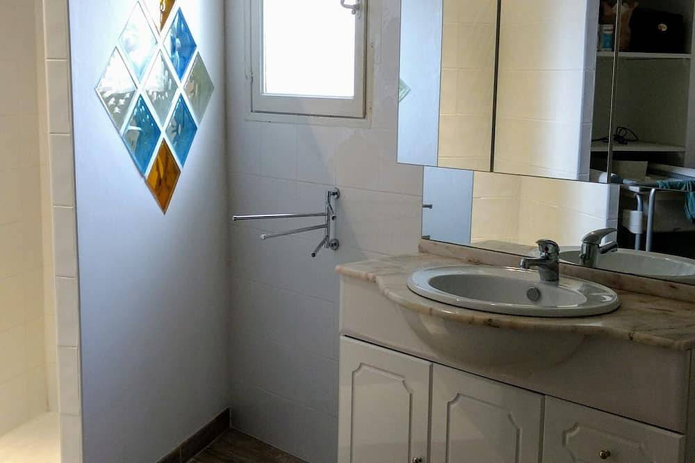 Villa 8 couchages,2 salles d'eau,cuisine d’été,piscine chauffée,parking ombragé. in Mornas, Vaucluse