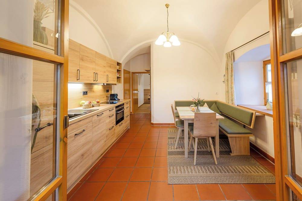 Ganze Wohnung, 48qm-große Wohnung im Erdgeschoß mit Wintergarten in Nittenau, Ostbayern