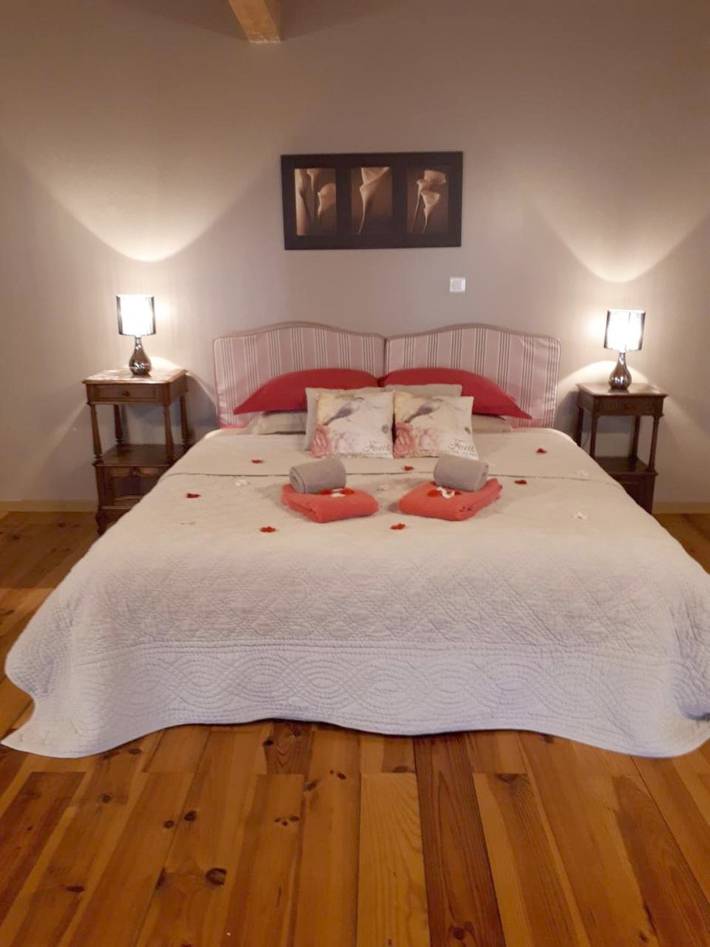 Chambre d’hôte pour 4 personnes, avec Terrasse et Jardin ainsi que Piscine et Vue