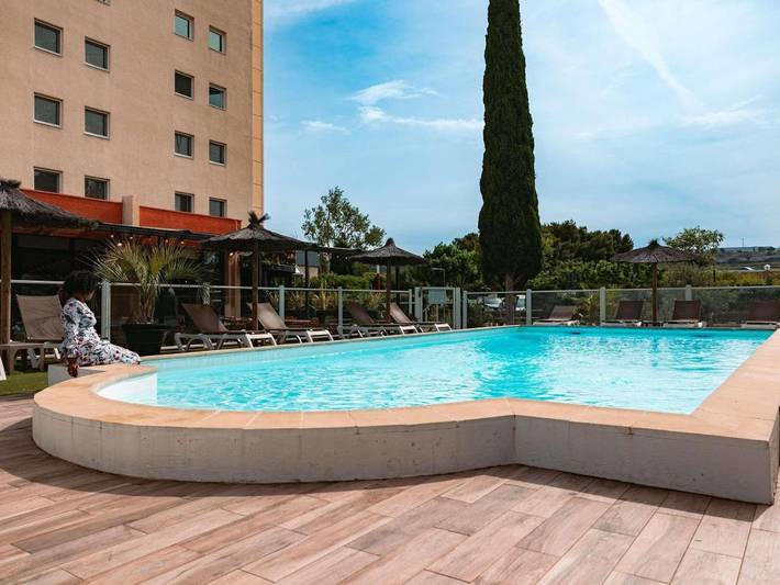 Hôtel pour 2 personnes, avec piscine et terrasse ainsi que vue et vue sur le lac dans Aeroport Marseille Provence