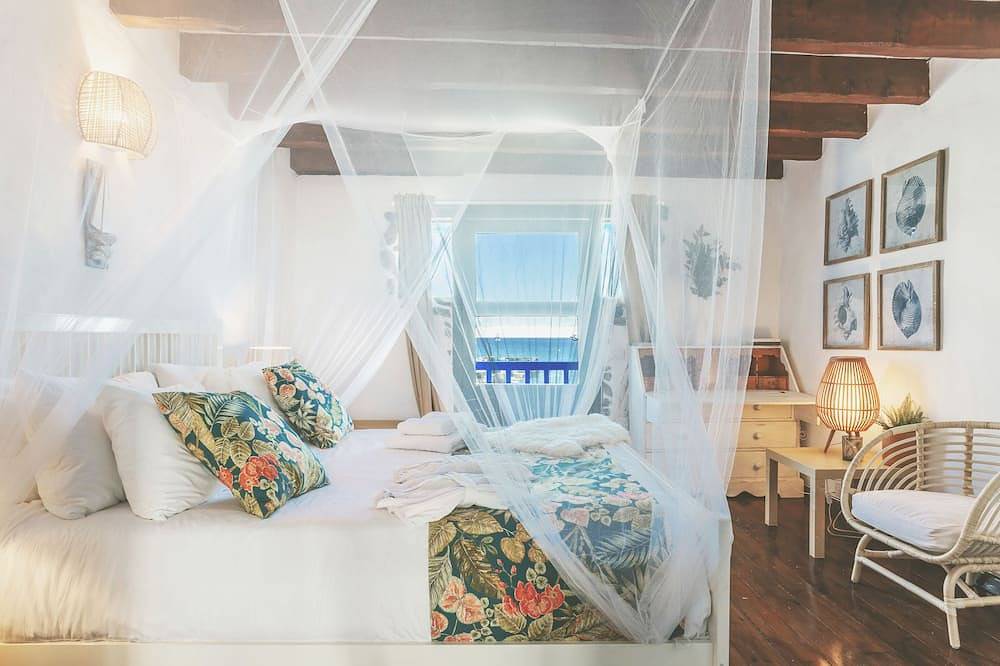 Eco Fishermans Cottage directly by the sea, quiet harbor/sandy beach, in Arrieta, Haría