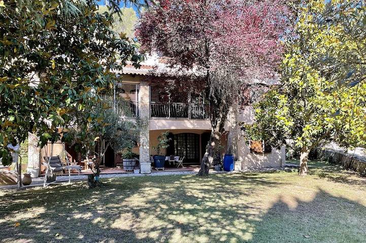 Location de vacances pour 6 personnes, avec Terrasse et Jardin à Simiane-Collongue