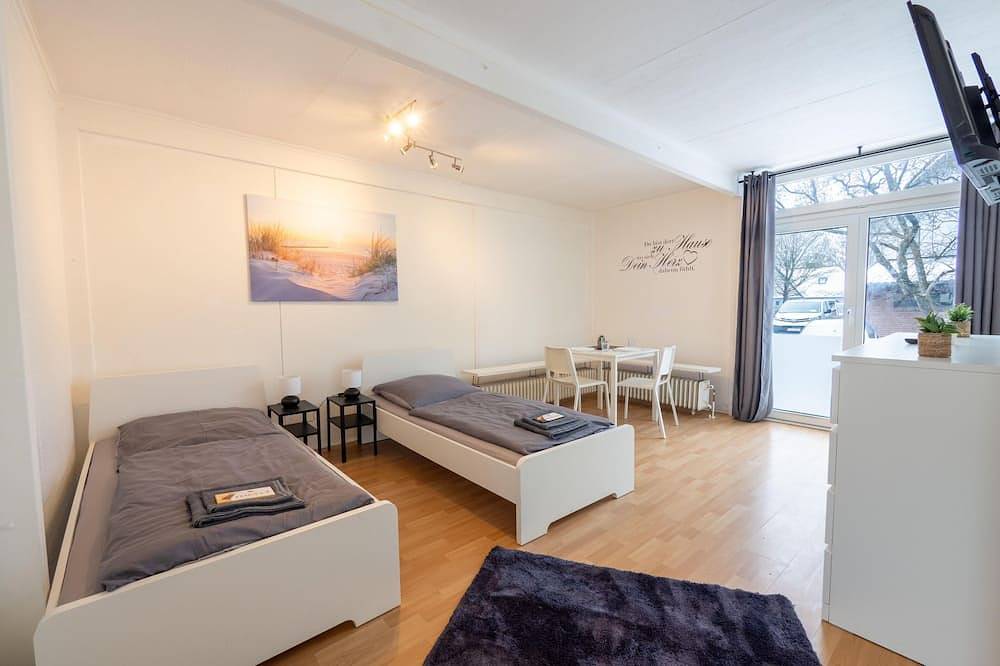Ganze Wohnung, Monteurwohnung mit Terrasse für 7 Personen – Wlan, Tv, Küche – Ahrensburg Nähe Hamburg in Ahrensburg, Kreis Stormarn