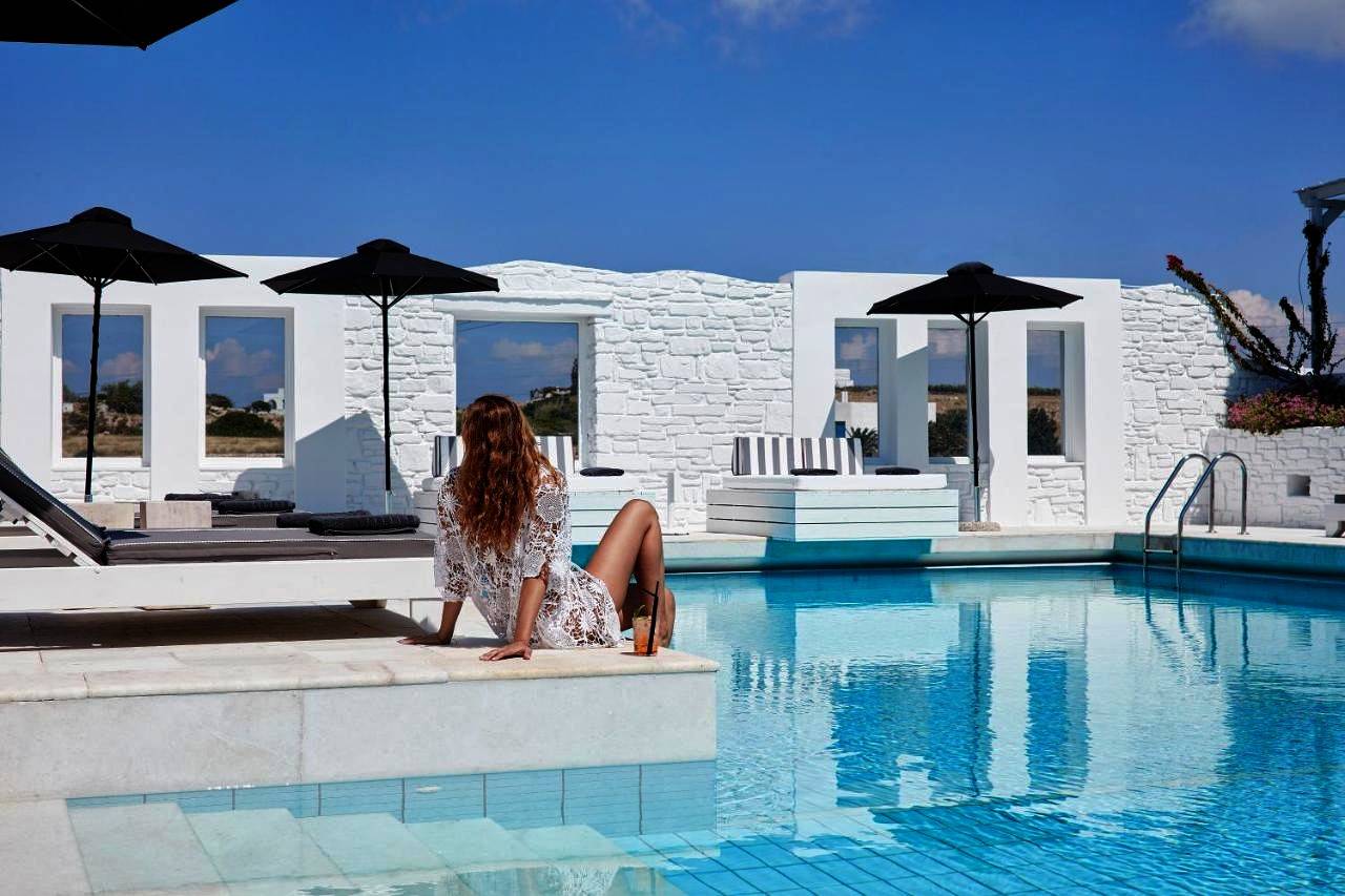 Mr and Mrs White Paros in Náoussa, Paros