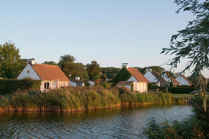 Parc de vacances pour 8 personnes, avec Terrasse et Jardin ainsi que Piscine et Sauna dans Sunparks Oostduinkerke