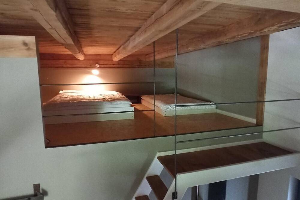 Ganze Wohnung, Ferienwohnung mit Terrasse für 6 Personen in Neunburg vorm Wald, Naturpark Oberpfälzer Wald
