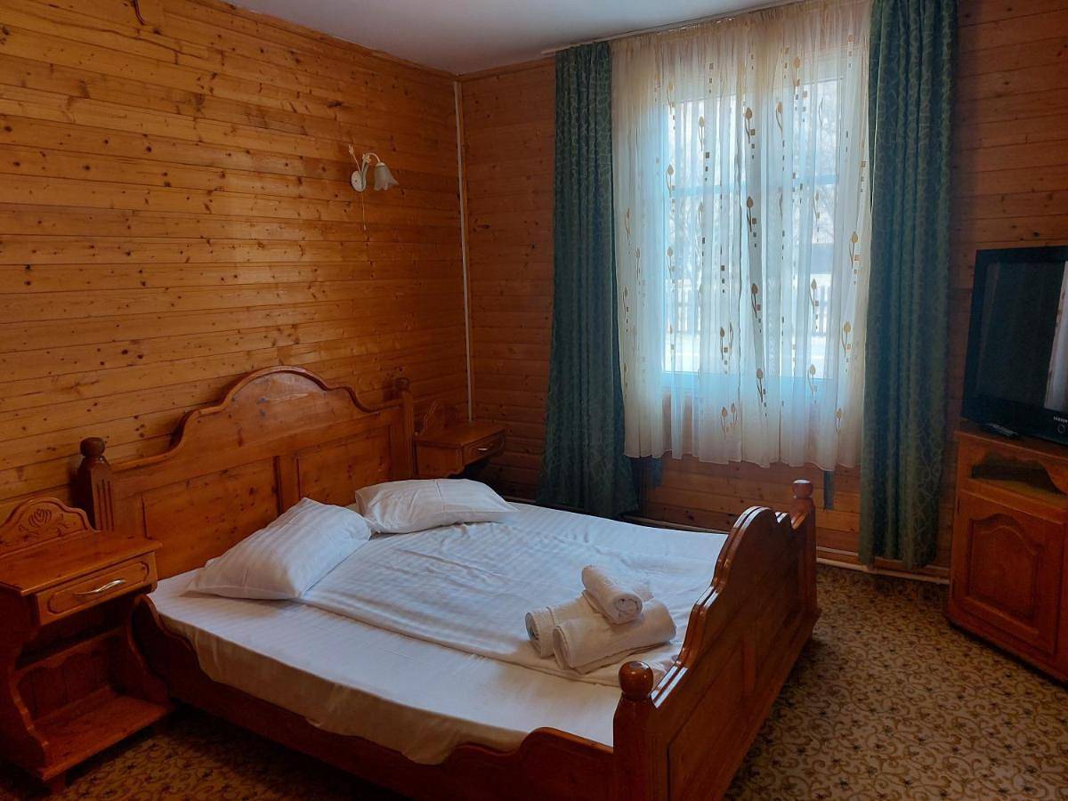 Double Room with Extra Bed in Carpates
