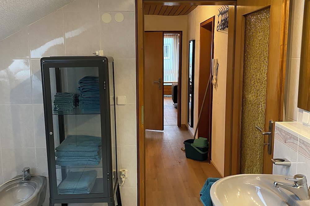 Ganze Wohnung, Großzügige Ferienwohnung ca. 100 qm mit Balko und schöner Aussicht in Parkstein, Naturpark Nördlicher Oberpfälzer Wald