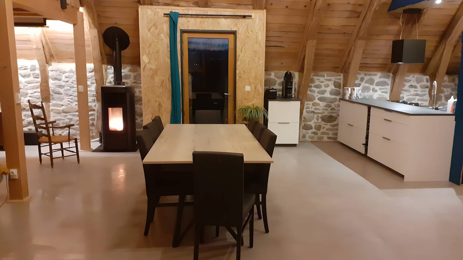 Gîte La Grange de Loey mit Spa, Bergblick, privater Terrasse und Wlan in Méallet, Regionaler Naturpark Volcans d'Auvergne
