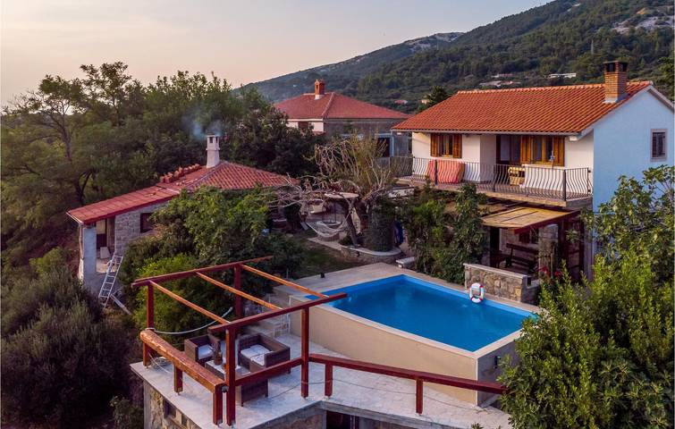 Ferienhaus für 8 Personen, mit Terrasse und Sauna sowie Pool und Garten in Banjol