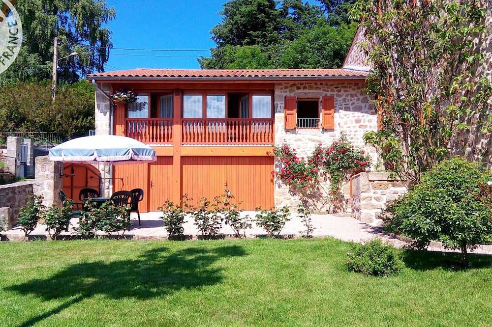 Gîte Les Myrtilles : Confort et Sérénité, Animaux Bienvenus, Jardin Commun in Merle-Leignec, Montbrison