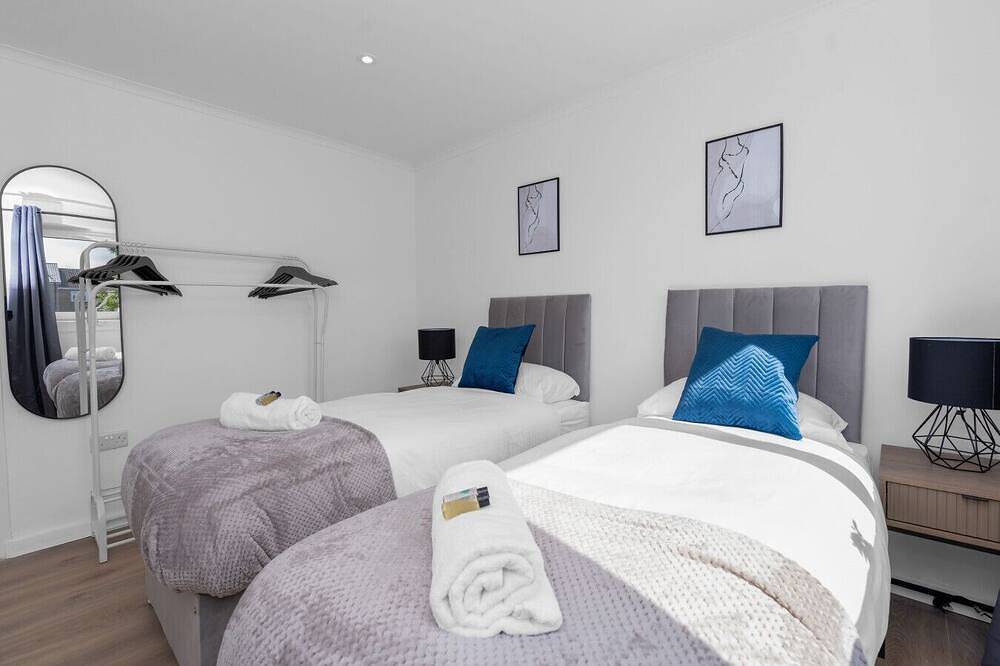 Free Parking| Sleeps 6 | 3 Bedrooms | Central in Livingston, West Lothian