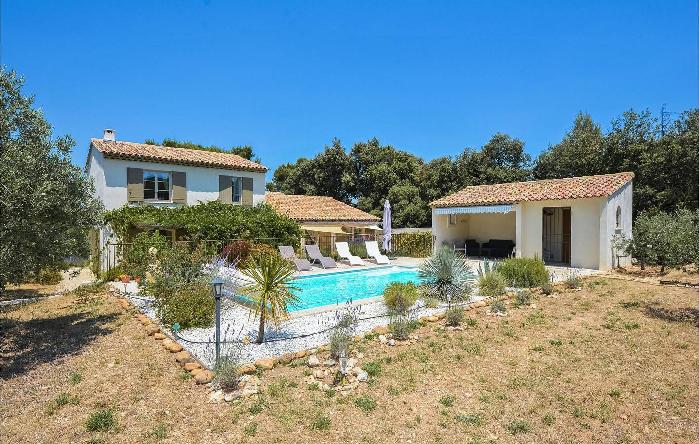 Apt. tranquille de 147m2 avec piscine et parking, 1km d'Eygalières in Eygalières, Région d'Arles