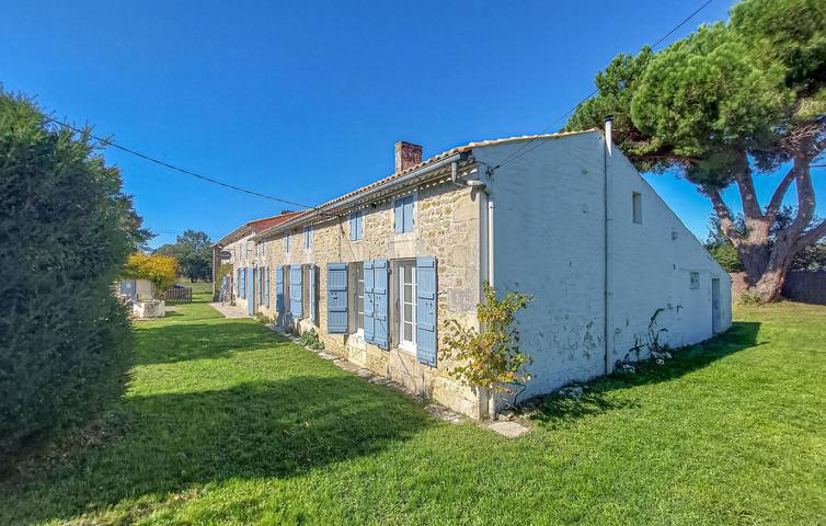 Location de vacances pour 10 personnes, avec piscine ainsi que jardin et terrasse, animaux acceptés à Cravans