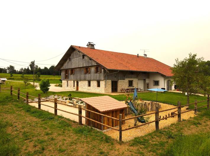 Gîte pour 15 personnes, avec terrasse ainsi que sauna et jardin dans Guyans-Vennes
