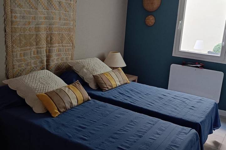 Gîte pour 4 personnes, avec terrasse ainsi que piscine et jardin, animaux acceptés dans la Tamarissière - 3