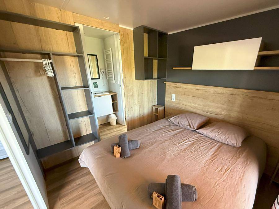 Camping Domaine La Faurie - Mobilheim 6 personen - Exklusives Mobilheim - 3 Schlafzimmer - Jacuzzi & Talblick in Séniergues, Regionaler Naturpark Causses du Quercy