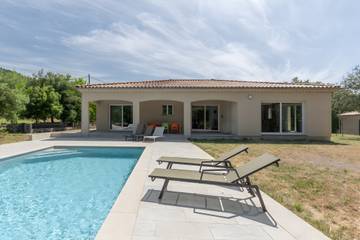 Villa pour 10 personnes, avec jardin, animaux acceptés en Ardèche