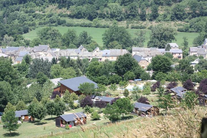 Parc de vacances pour 5 personnes, avec Terrasse et Jardin ainsi que Bassin pour enfant et Piscine dans l' Aveyron