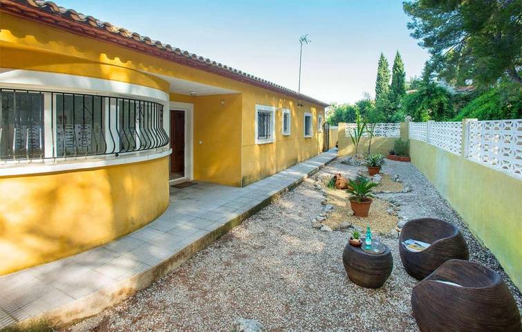 Location de vacances pour 8 personnes, avec piscine ainsi que vue et jardin à Orba - 3