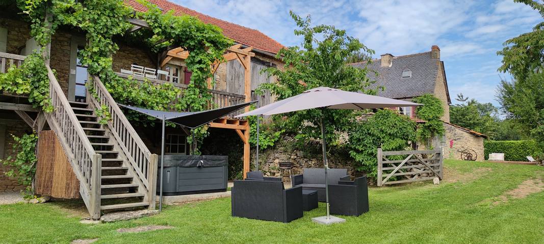 Gîte pour 6 personnes, avec jardin et jacuzzi ainsi que piscine et terrasse