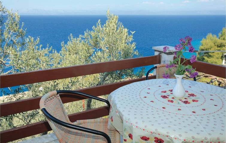 Apartamento vacacional entero, Acogedor apartamento con terraza, WiFi y aparcamiento, a 100 m de la costa. in Blato, Korcula