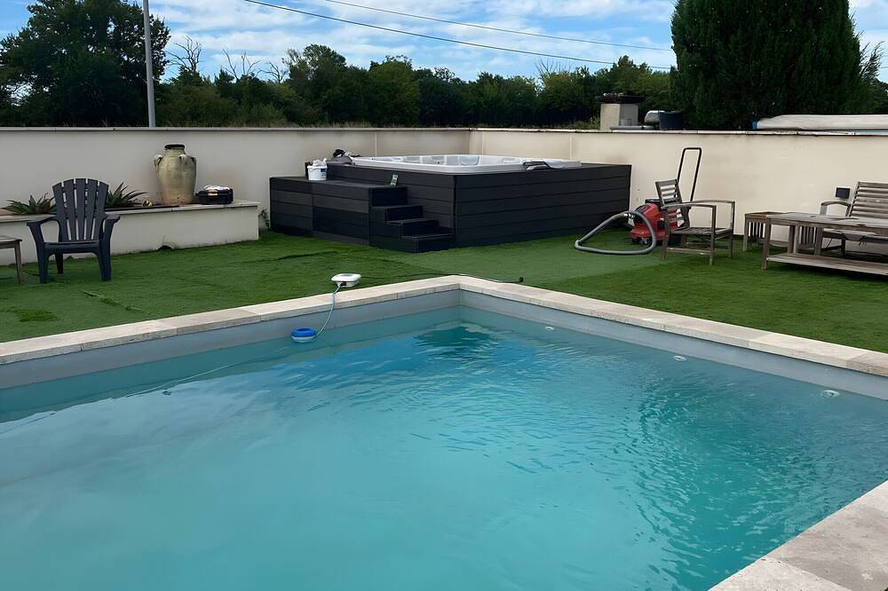 Villa \"Pool Jacuzzi\" with private pool, Wi-Fi and air conditioning in Camaret-sur-Aigues, Vaucluse