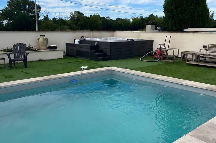 Villa for 14 people, with garden and hot tub - 1