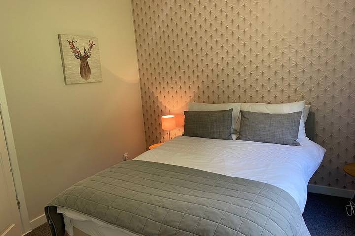 Loch Lomond holiday cottage, stunning views, weekly discounts available in Loch Lomond, Argyll & Bute