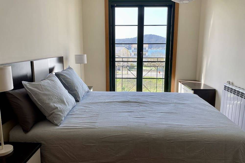 Entire apartment, Apartment with ocean views and community pool, just a 3 min walk to the beach! in Ortigueira, Galician Coast