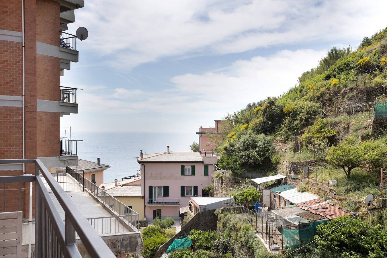Room 'Camera Rosa' with Balcony, Wi-Fi and Air Conditioning in Riomaggiore, Riomaggiore Municipality