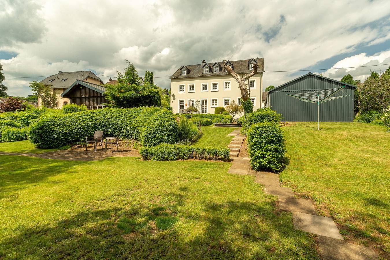 Geheel appartement, Appartement 'Happynest' met bergzicht, privéterras en wifi in Birresborn, Vulkaan-Eifel