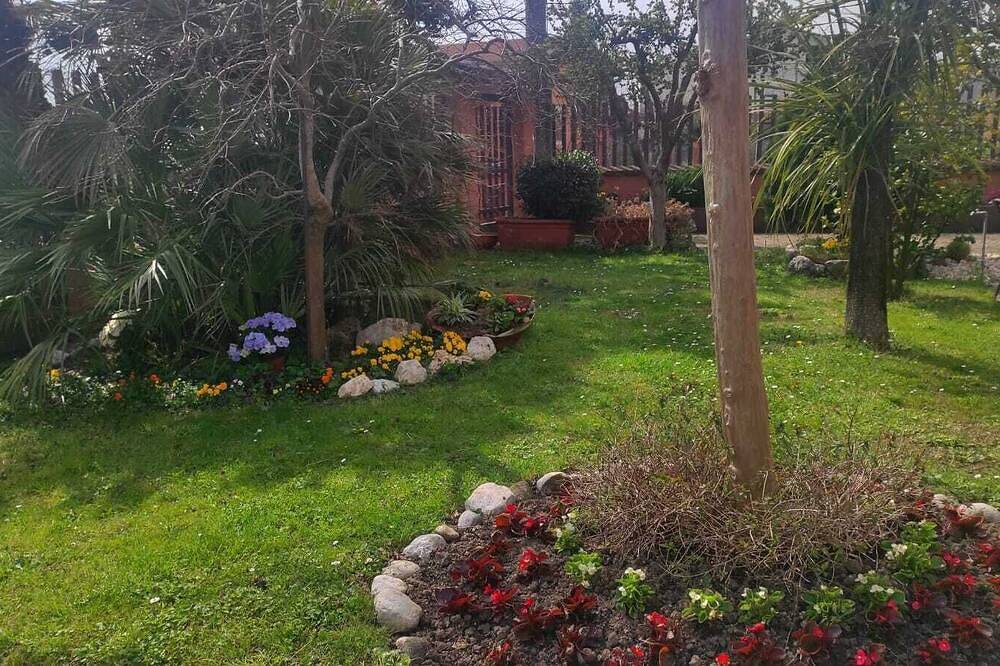 Bright Apartment In Villa With Garden and Private Parking in Sora, Frosinone Provinz