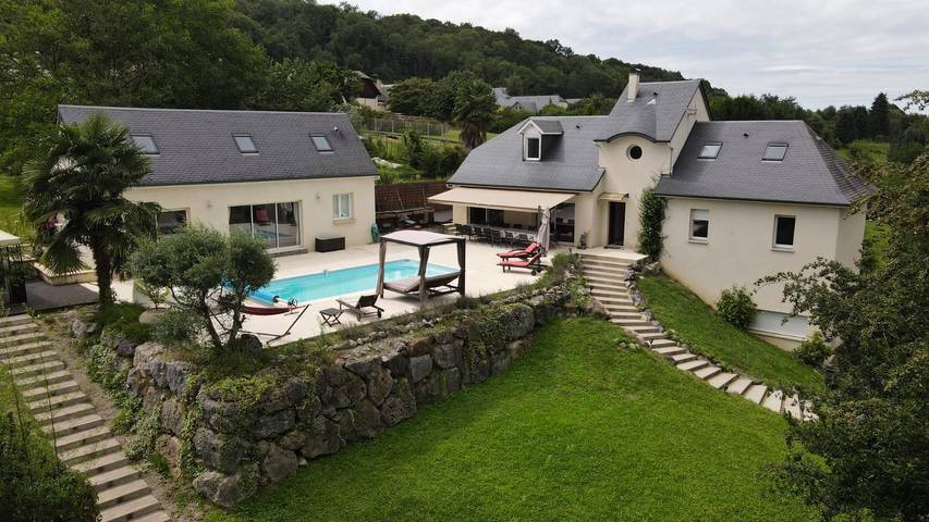Gîte pour 14 personnes, avec piscine ainsi que jardin et terrasse à Montgaillard (Hautes-Pyrénées)
