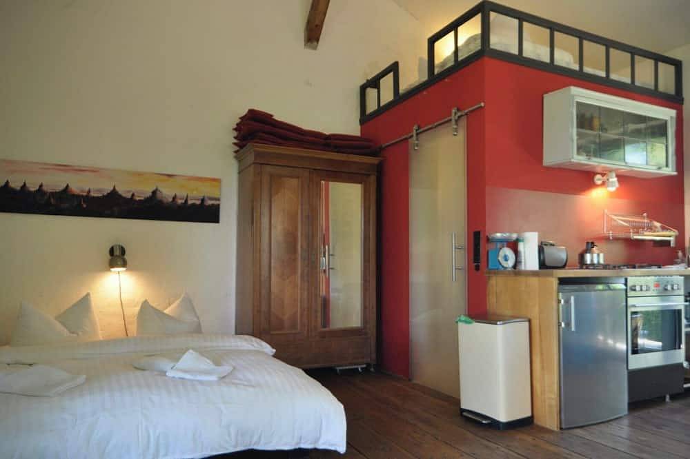 Ganze Wohnung, Romantisches Studio am Waldesrand mitgartensauna in Schwarz, Mecklenburgische Seenplatte