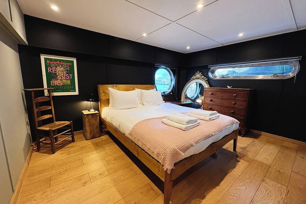 Beautiful London Kew houseboat in a great location with stunning Thames views in Hounslow, London