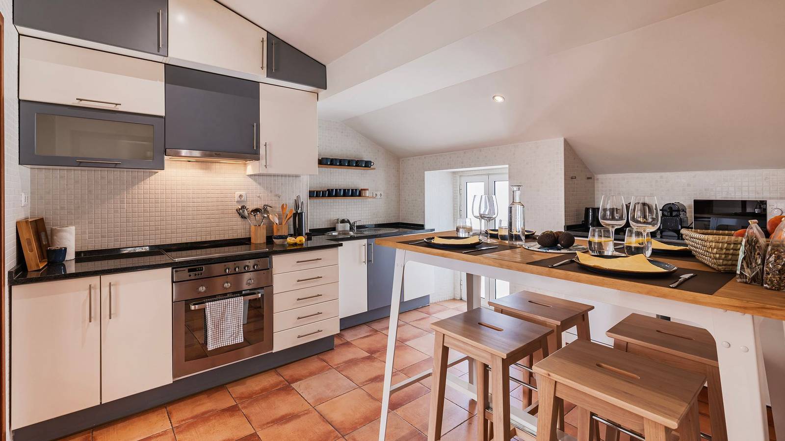 Apartamento inteiro, Authentic Lisbon Living with a View by Lovelystay in Encarnação, Lisboa