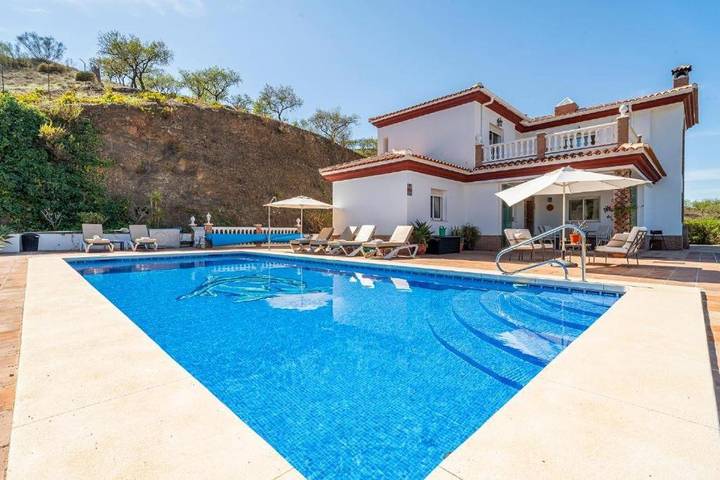 Casa rural para 6 personas, con terraza además de vistas y piscina en Viñuela