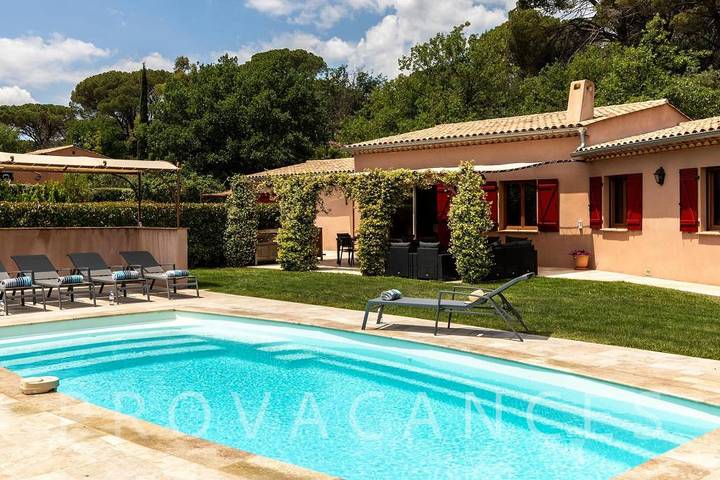 Location de vacances pour 9 personnes, avec jardin et piscine à Vidauban