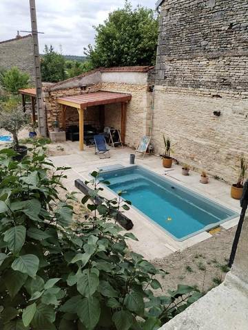 Chambre d’hôte pour 4 personnes, avec terrasse et vue ainsi que jardin et piscine à Is-sur-Tille