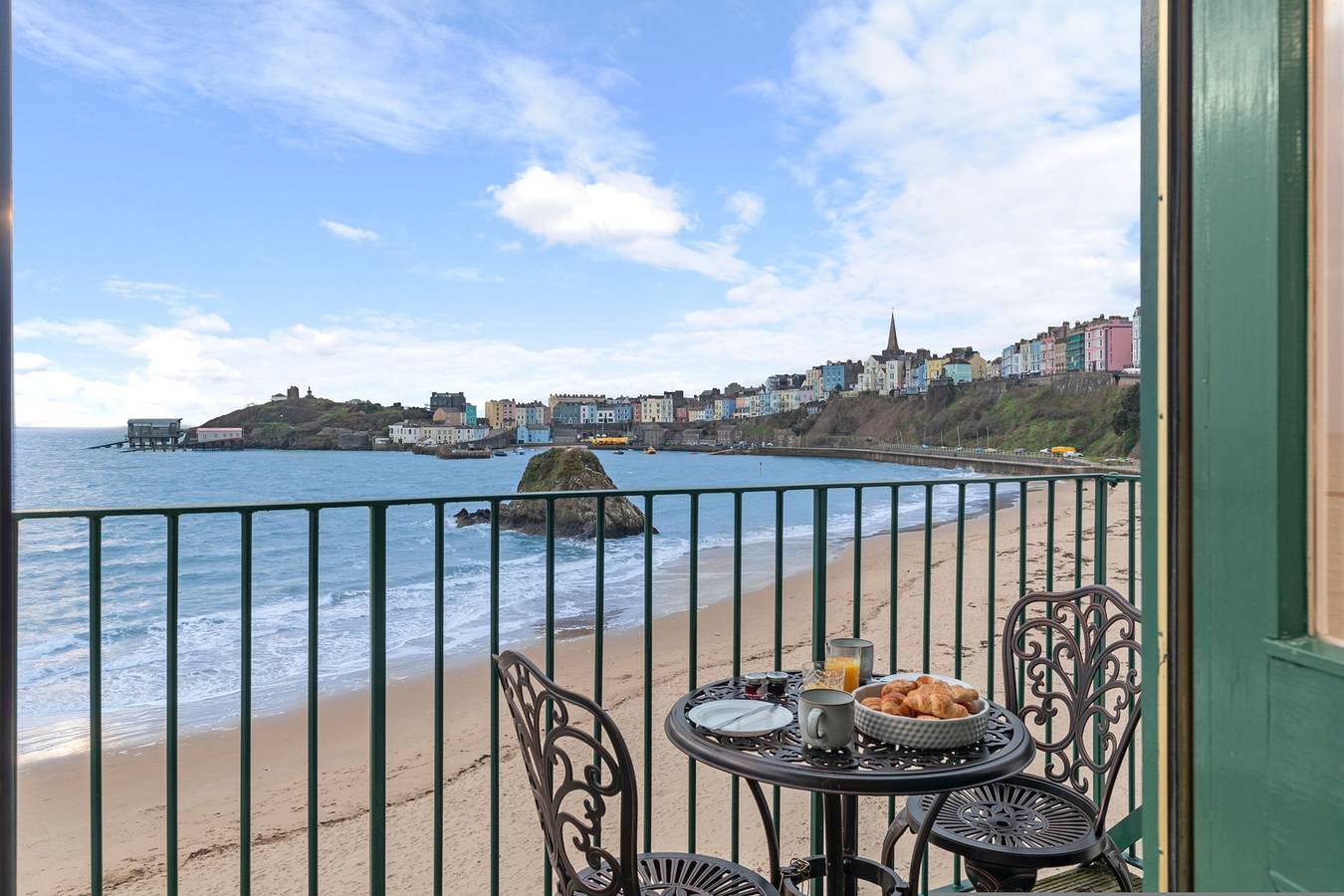 Appartement entier, 5 Sunny Cove - Direct Beach Access, Sea Views in Tenby, Pembrokeshire