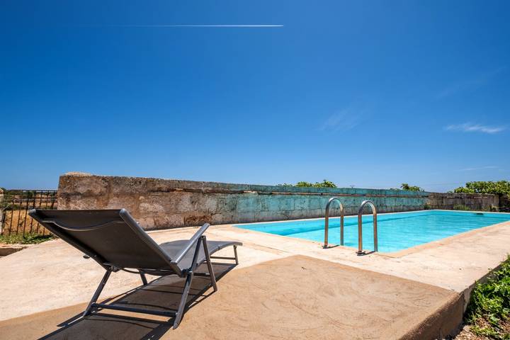 Casa de campo idílica con piscina, jardín y patio; aparcamiento disponible in Ciudadela, Menorca