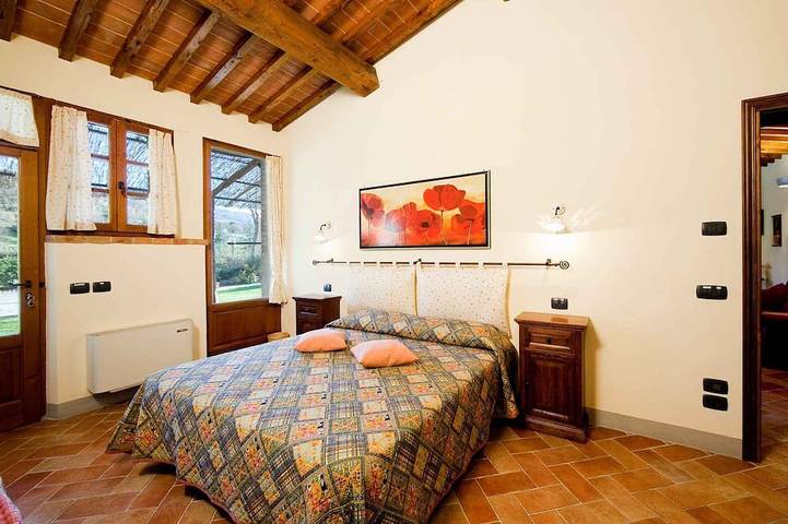 Elegant country barn in Cortona 2bed2bath with shared pool & gorgeous gardens in Scanizza, Tuoro sul Trasimeno