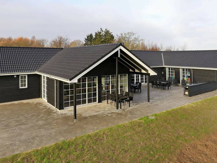 Ferienhaus für 26 Personen, mit Pool und Garten sowie Terrasse, mit Haustier in Tårup