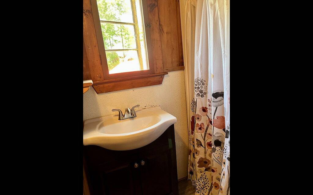 Lake Winnie Waterfront cottage w/ sandy beach, short walk to best spots in town! in Moultonborough, Lake Winnipesaukee