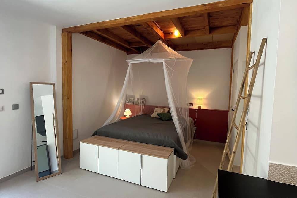 Entire apartment, Charming 37 M2 studio with small garden in Villeneuve les Avignon in Villeneuve-lès-Avignon, Nimes region